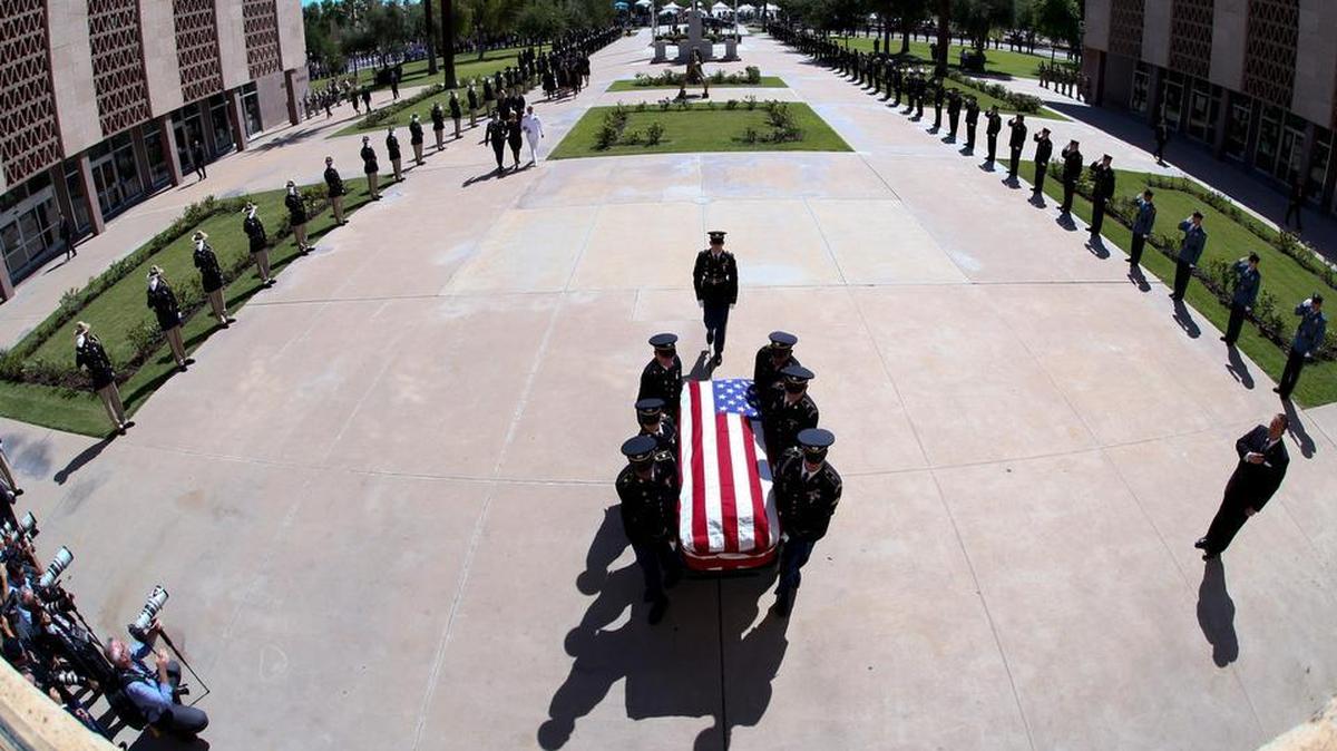 La Guardia Nacional de Arizona lleva el féretro del senador estadounidense John McCain durante un servicio conmemorativo en el Capitolio de Arizona el 29 de agosto de 2018, en Phoenix.