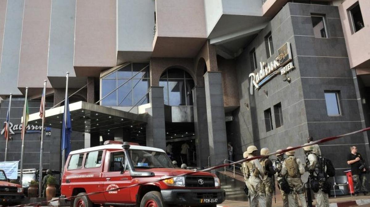 El gobierno condenó el viernes “en los términos más enérgicos” el ataque terrorista a un lujoso hotel de Bamako, Mali, en el que murieron al menos 27 empleados y clientes