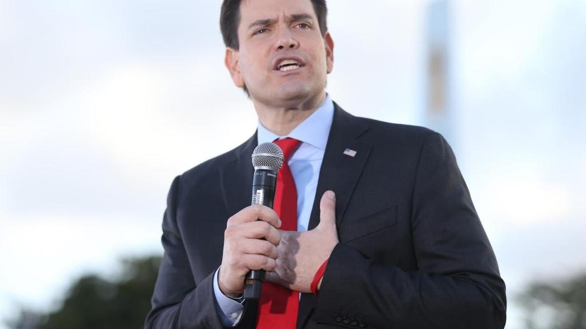 El precandidato republicano Marco Rubio habla el jueves a sus seguidores en Hialeah, antes del debate de este jueves en la Universidad de Miami.