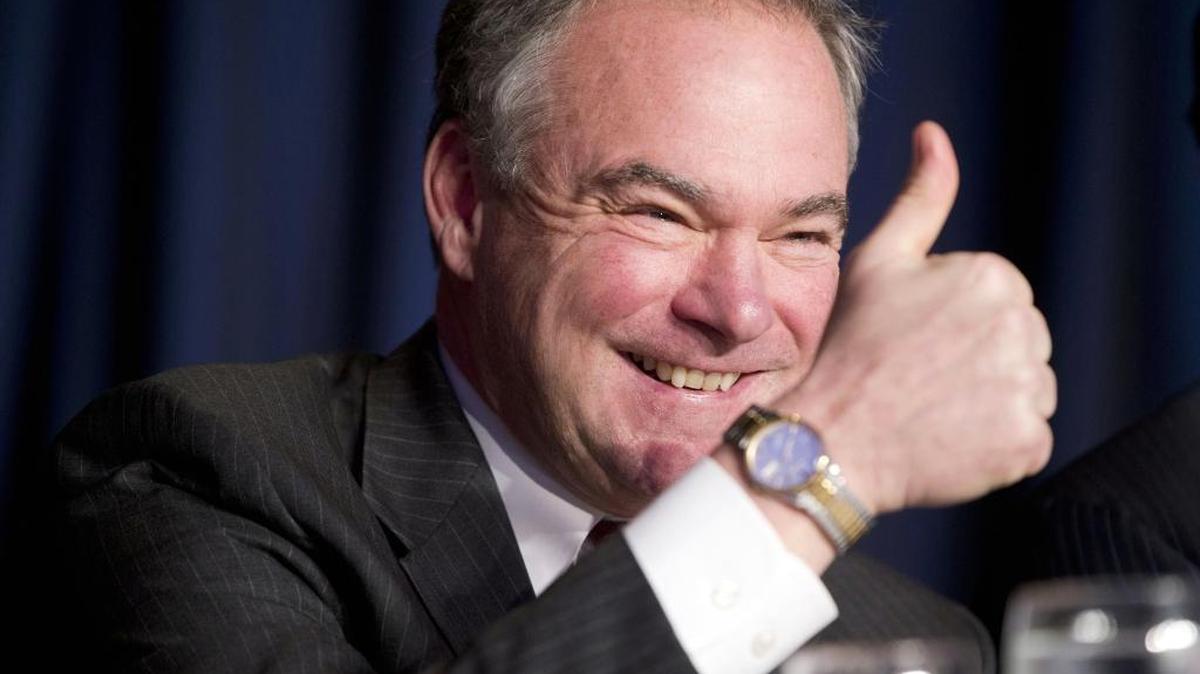 Senador Tim Kaine saluda durante un evento en Washington, en febrero pasado.