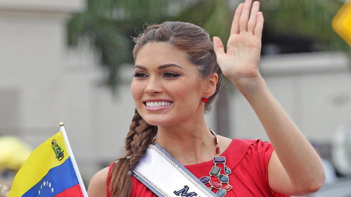 La ex Miss Universo Gabriela Isler de Venezuela en la celebración del Desfile de las Naciones en Doral, junto con contestantantes de 89 países el domingo 11 de enero de 2015