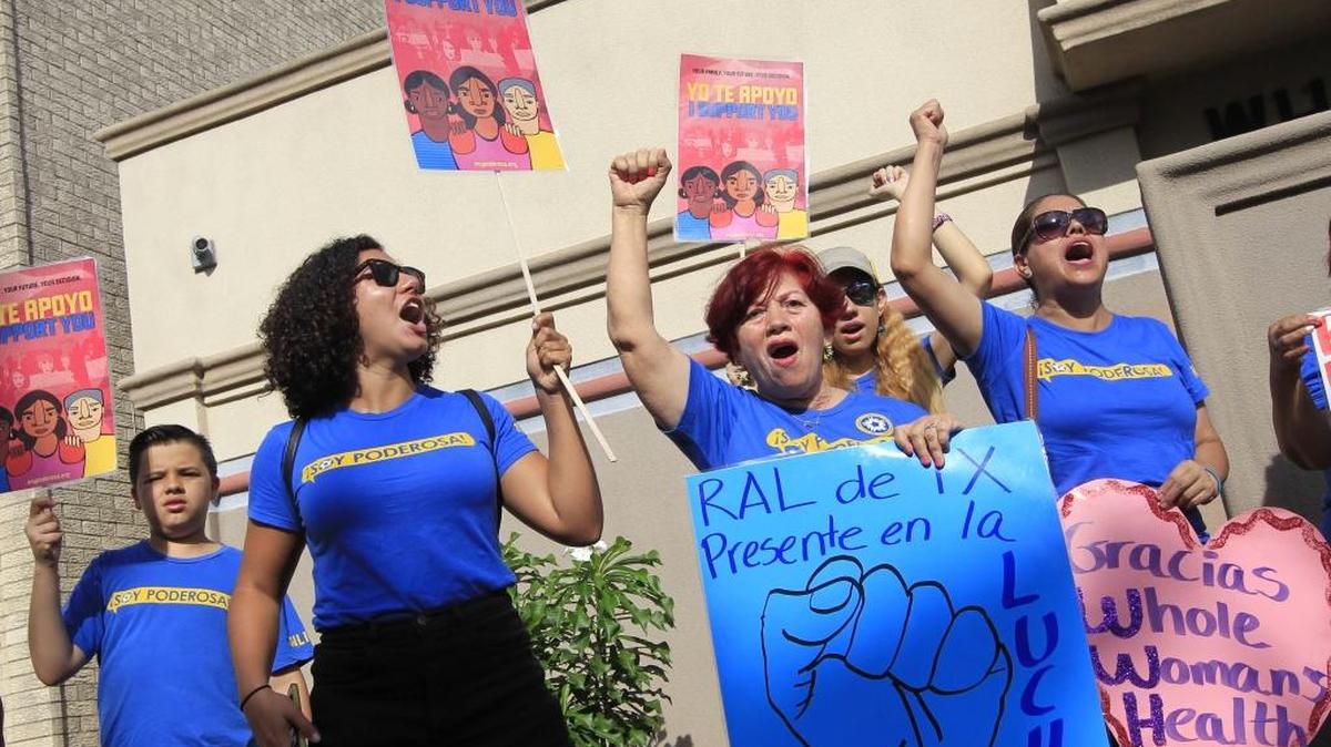 Lucy Ceballos (centro) e Isabella Soto (izq.), miembros del Instituto Nacional de Salud Reproductiva celebran la decisión del Supremo sobre el aborto.