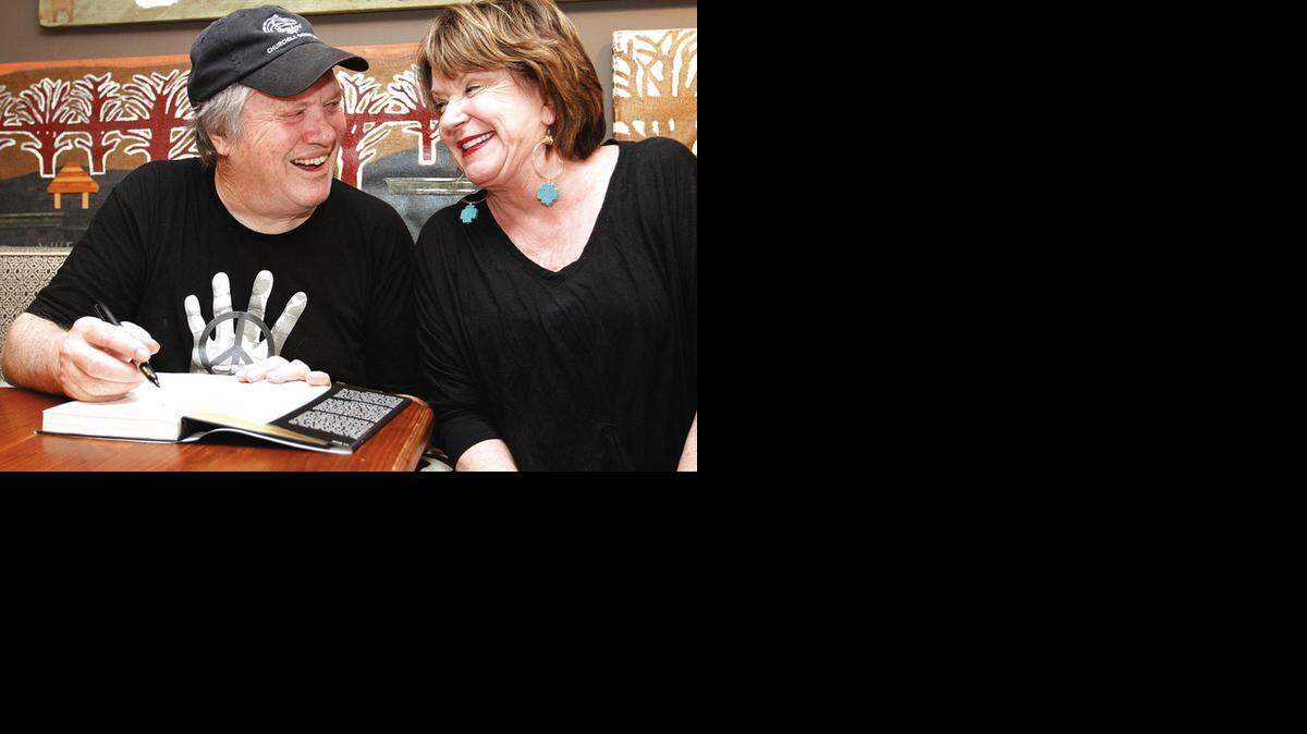 
El saxofonista Bobby Keys firma un ejemplar de su autobiografía, escrita por Jo Claire Swayze, (der.), en Greenwood, Mississippi. Foto de archivo






