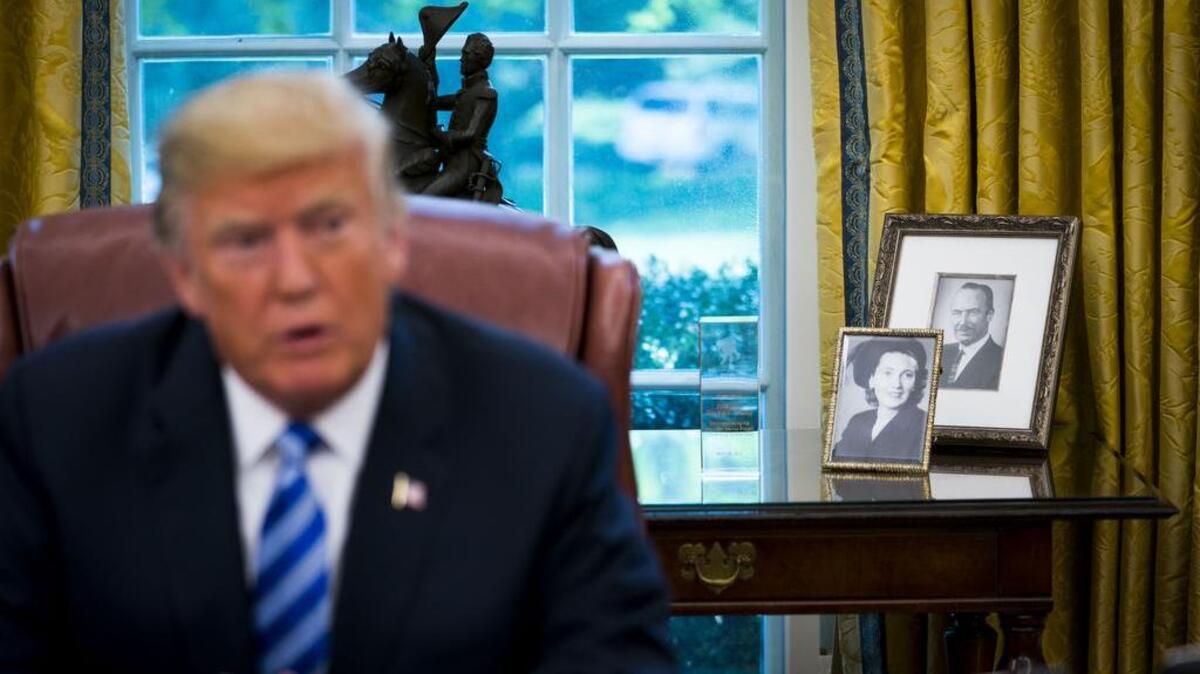 Fotos de los padres del presidente Donald Trump, Fred C. Trump y Mary Anne Trump, en una mesa detrás de su escritorio en la Oficina Oval, en la Casa Blanca en Washington, 28 de agosto de 2018.