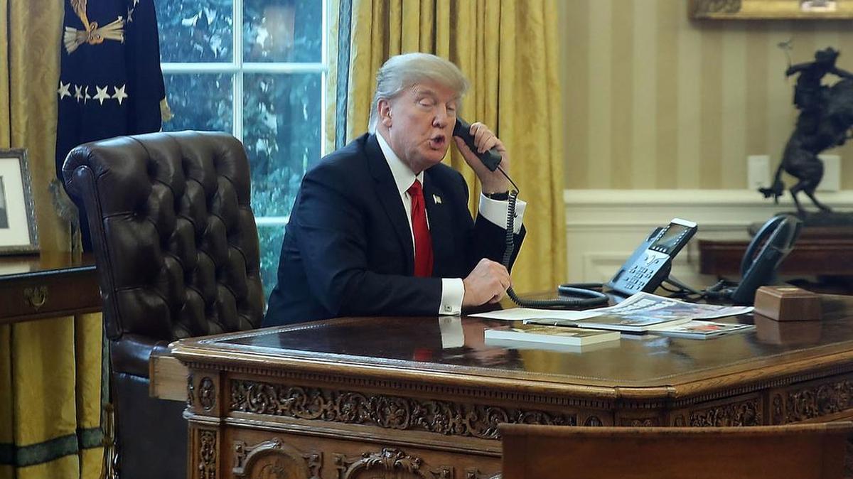 El presidente Donald Trump habla con el rey de Arabia Saudita, Salman bin Abd al-Aziz Al Saud, el domingo en la Oficina Oval de la Casa Blanca en Washington DC.