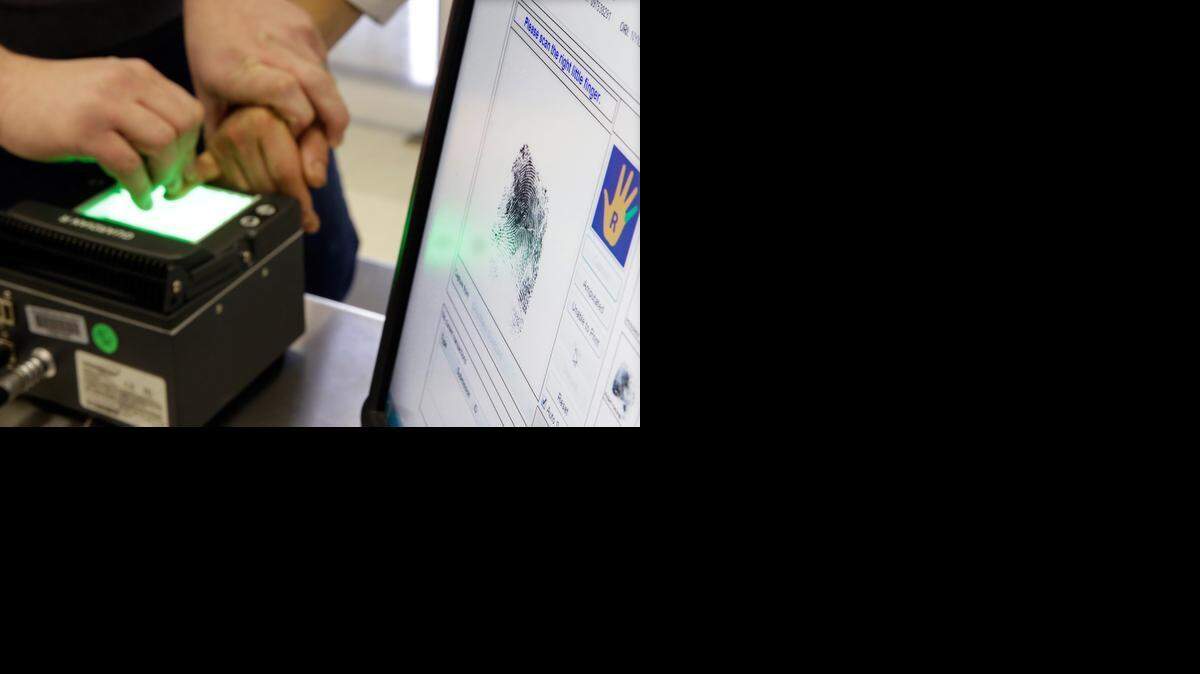 Toma de huellas a un inmigrante. Imagen de archivo.