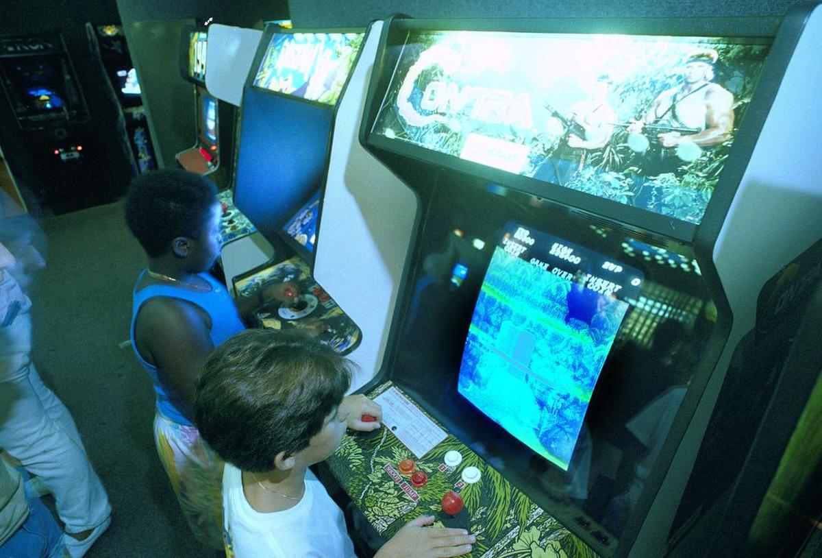 En julio de 1987, en esta imagen de archivo, Carlos Tunnerman, de 10 años, juega el videojuego “Contra” en un salón de juegos de Miami.