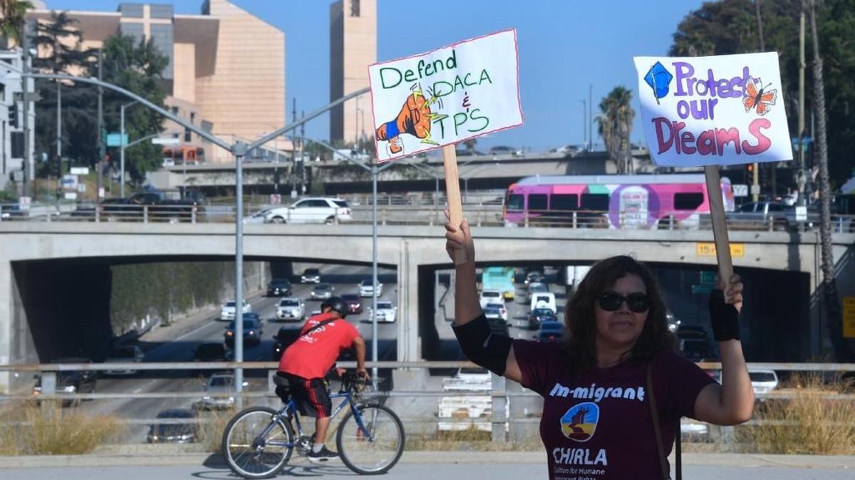 Voluntarios de la Coalición por los Derechos Humanos de los Inmigrantes (CHIRLA) protestan en una autopista de Los Angeles, el 28 de agosto.