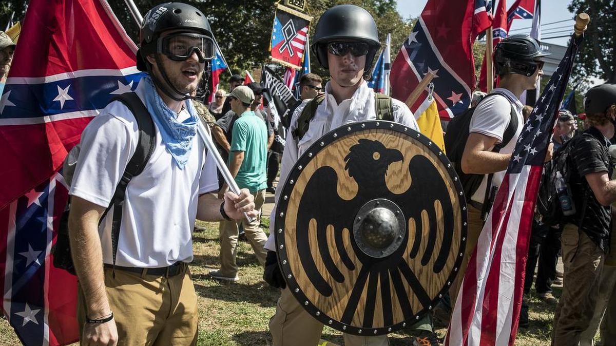 Supremacistas blancos participan en un mitin el 12 de agosto de 2017, en Charlottesville, Virginia.