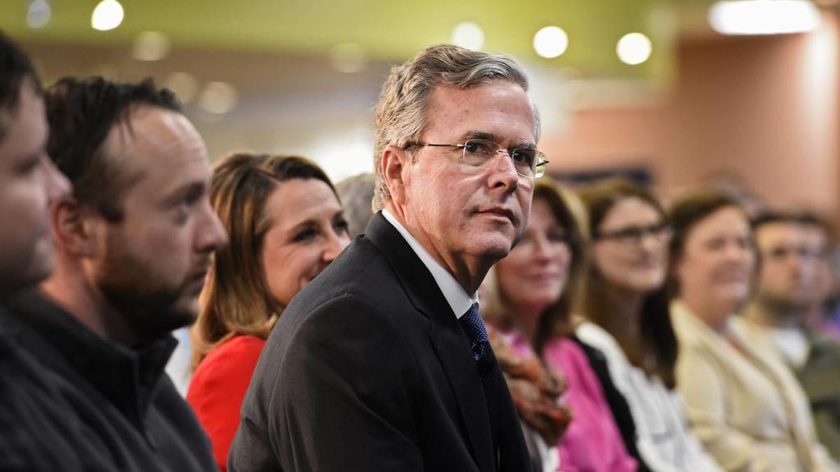 Jeb Bush se prepara para ofrecer un discurso a un grupo de personas el miércoles 27 de enero de 2016, en Des Moines, Iowa.