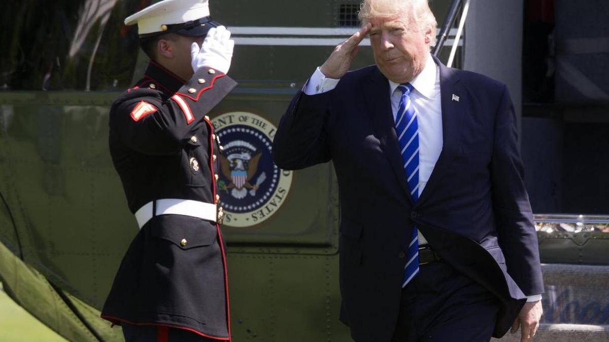 El presidente de Estados Unidos, Donald J. Trump, saluda a su llegada al costado sur de la Casa Blanca, tras descender del Marine One, el miércoles 17 de mayo de 2017, en Washington, DC.