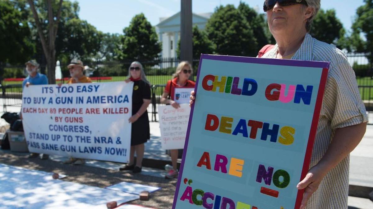 Un grupo de personas se reúne para protestar por la violencia armada y la convocatoria de las leyes de armas fuera de la Casa Blanca, 13 de de junio de de 2016 en Washington, DC.