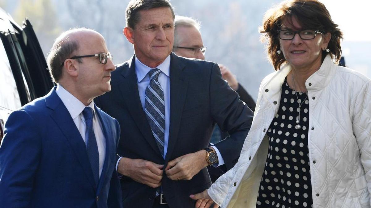 El ex asesor de seguridad nacional de Trump Michael Flynn, centro, llega a la corte federal en Washington, el 1 de diciembre de 2017.