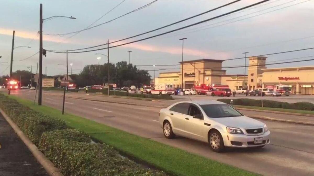 Testigos del suceso explicaron a medios locales de Houston que los disparos se realizaron de manera aparentemente indiscriminada y alcanzaron a varios vehículos en la zona.