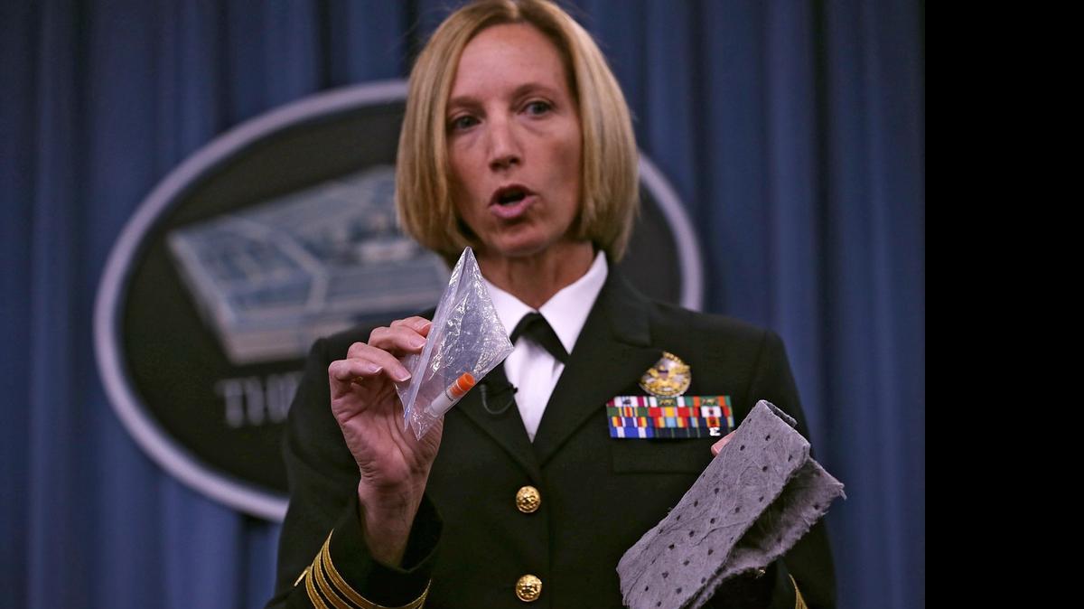 
La comandante de la Marina Franca Jones, directora de los programas médicos para defensa química y biológica del Pentágono, dijo a reporteros que 31 individuos están recibiendo antibióticos como precaución.
