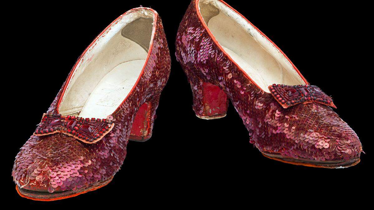 Los zapatos rojos que Judy Garland vistió en “El Mago de Oz”, que fueron robados de un museo en Minnesota hace 13 años, fueron recuperados, el FBI anunció el 4 de septiembre.