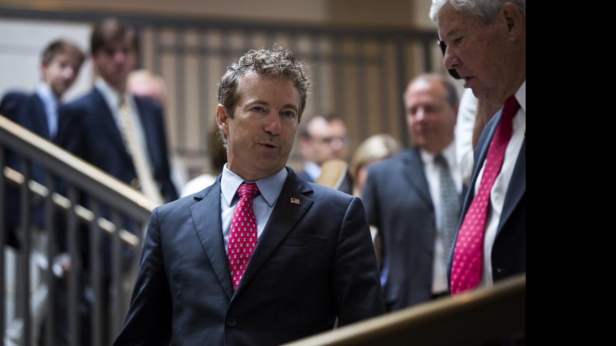 
El senador republicano por Kentucky, Rand Paul, conversa el martes con periodistas en Washington tras la aprobación de la ley de vigilancia de la NSA.
