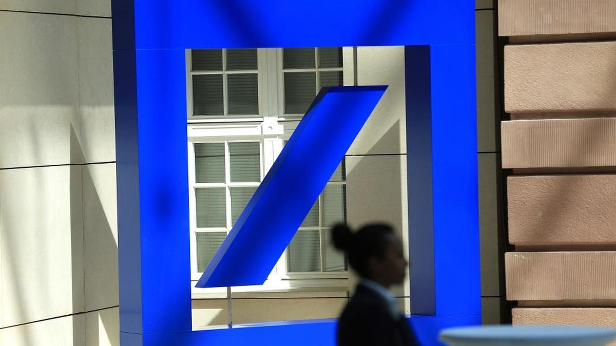 Logo del Deutsche Bank en Berlín. La Reserva Federal de Estados Unidos multó al gigante financiero alemán con 41 millones de dólares por fallas al fiscalizar miles de millones de dólares en transacciones potencialmente sospechosas.