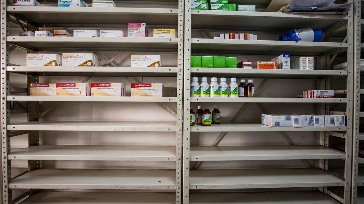 Fotografía de un estante con medicamentos de la farmacia "San Vicente" este, jueves 14 de abril del 2016, en la ciudad de Caracas (Venezuela).