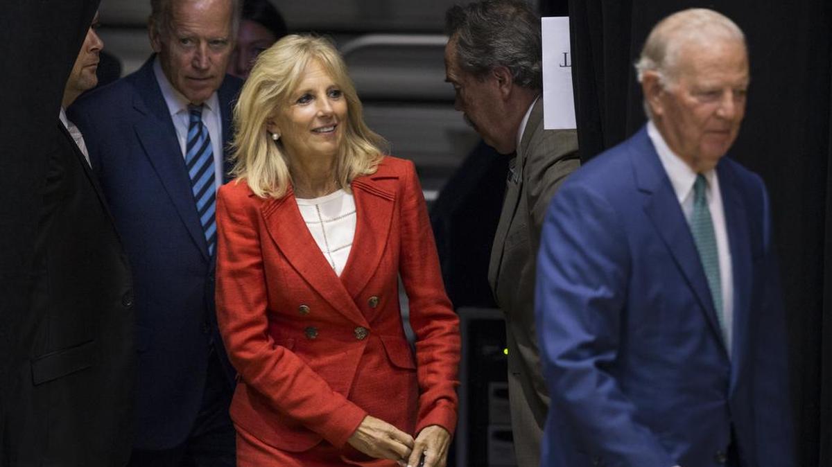 Jill Biden llega para hacer presencia durante el discurso del vicepresidente de la Casa Blanca, Joseph Biden en el campus de la Universidad de Rice el viernes 16 de septiembre, 2016, en Houston.