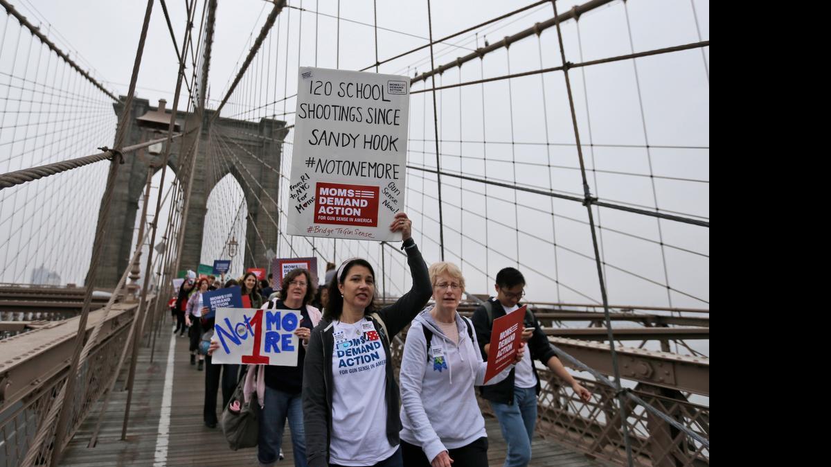 
Centenares de personas marcharon el sábado sobre el puente de Brooklyn en Nueva York para demandar un endurecimiento de las leyes sobre porte y uso de armas de fuego en Estados Unidos.
