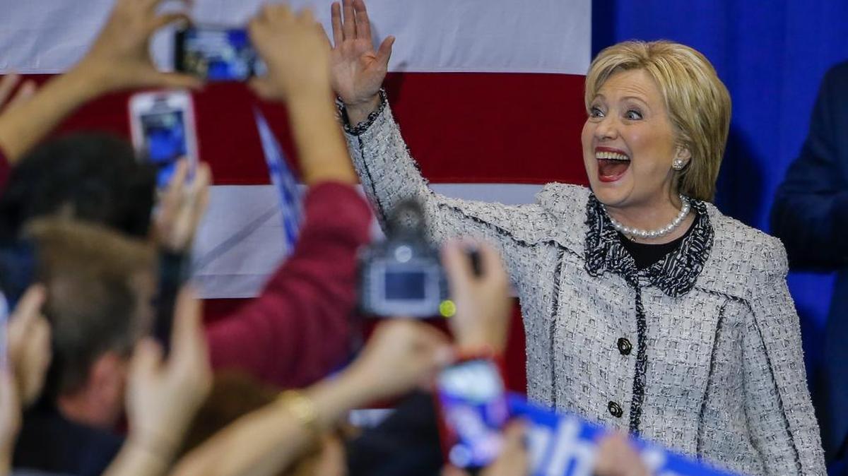 La precandidata demócrata Hillary Clinton saludo a sus seguidores tras celebrar su victoria en Carolina del Sur, el sábado en Columbia.