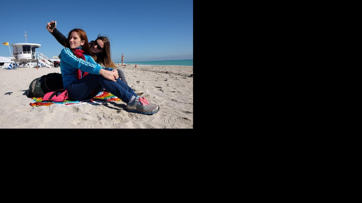 Las brasileñas Aline Silva y su hermana Cristina se toman un selfie en la desierta playa de Miami Beach esta mañana. Ambas llegaron de vacaciones desde su país y se vieron sorpredidas por la ola de frio que está afectando el sur de la Florida.