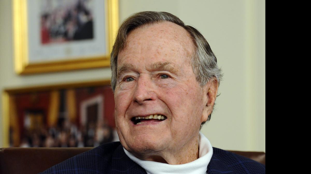 
Fotografía de archivo del 29 de marzo de 2012 del expresidente estadounidense George H.W. Bush en su oficina en Houston, Texas (EE.UU.). George H.W. Bush, de 91 años, fue hospitalizado hoy al romperse un hueso del cuello tras sufrir una caída en su casa de Kennebuckport (Maine), indicó su portavoz, Jim McGrath. McGrath informó de la caída en su cuenta de Twitter, donde también aseguró que Bush se recuperará, pero que deberá llevar un collarín. 
