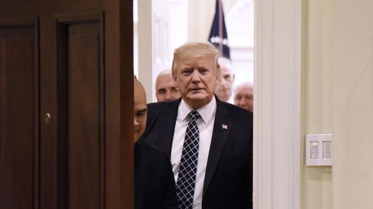 El presidente Donald Trump llega a la sala Roosevelt de la Casa Blanca el 25 de abril.