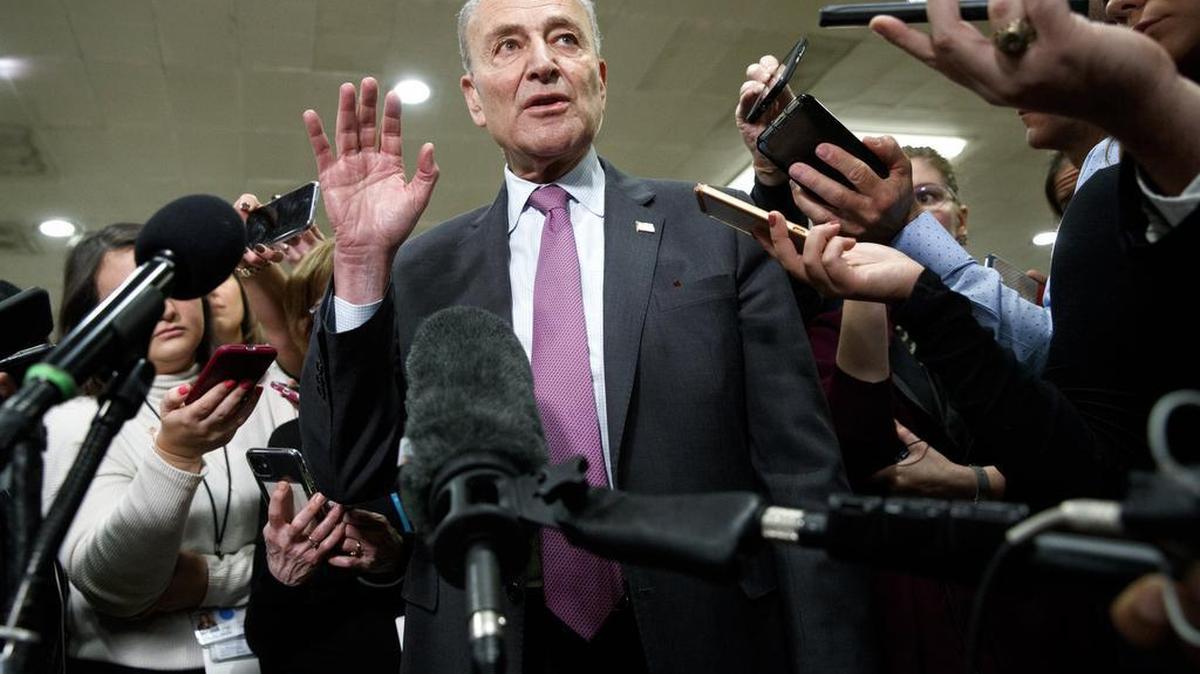 El líder de la minoría del Senado, Chuck Schumer, habla el miárcoles a los medios durante un descanso en el juicio de juicio político del presidente Donald Trump en el Capitolio.