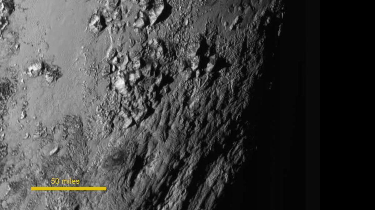 
Un primer plano de la región ecuatorial de Plutón, que revela una serie de jóvenes montañas con una altura aproximada de 3,500 metros sobre la helada supercificie. La imagen fue tomada 1.5 horas antes de que la nave New Horizon se acercara lo máximo posible a Plutón. 
