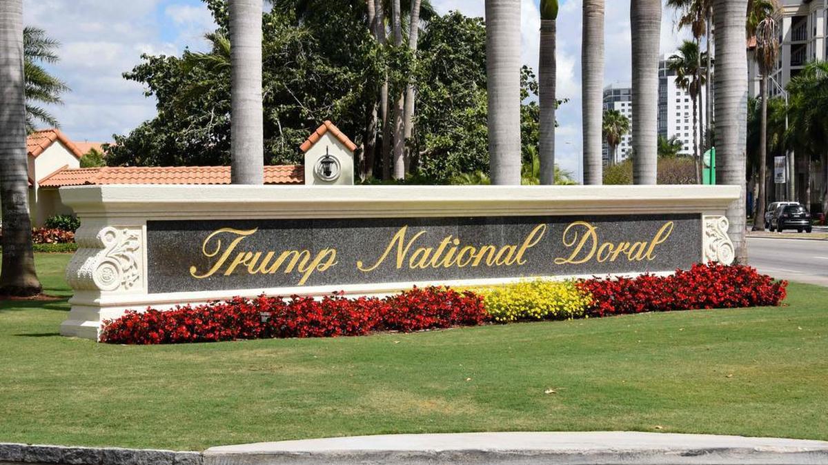 En esta foto de archivo tomada el 3 de abril de 2018, se ve una vista que conduce al Trump National Doral en Miami, Florida.