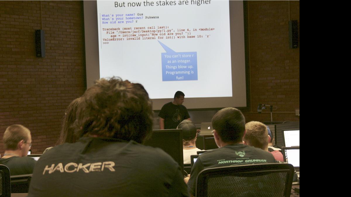 
Estudiantes aprendiendo sobre ciberseguridad en el programa GenCyber.
