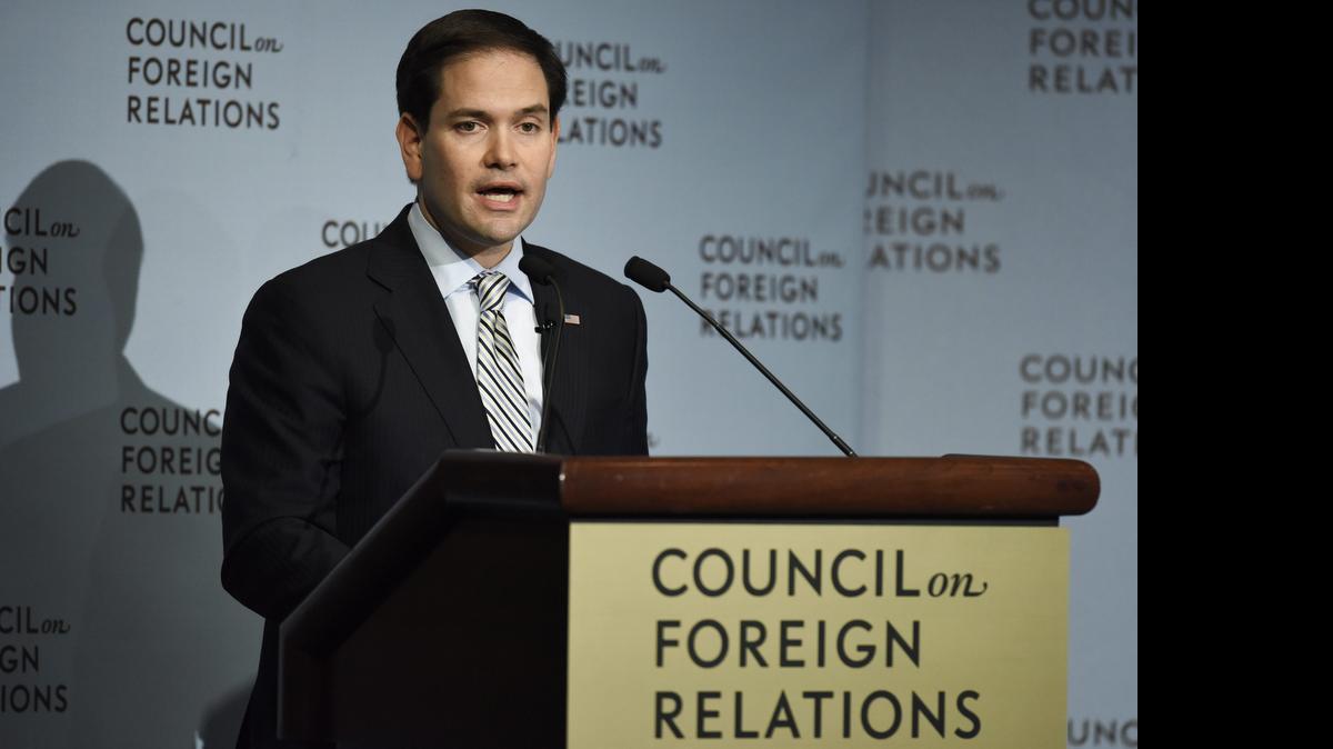 
El aspirante presidencial republicano Marco Rubio habla sobre su política exterior durante un acto hoy, miércoles 13 de mayo de 2015, en el Concejo de Relaciones Exteriores en Nueva York (EE.UU.). Rubio desveló hoy en Nueva York los tres pilares básicos que regirán su política exterior en caso de llegar a la Casa Blanca después de las elecciones de 2016. "Mi doctrina exterior se basa en tres pilares: la fortaleza de Estados Unidos, la protección de nuestra economía en el mundo global y la defensa de nuestros valores fundacionales", dijo Rubio. 
