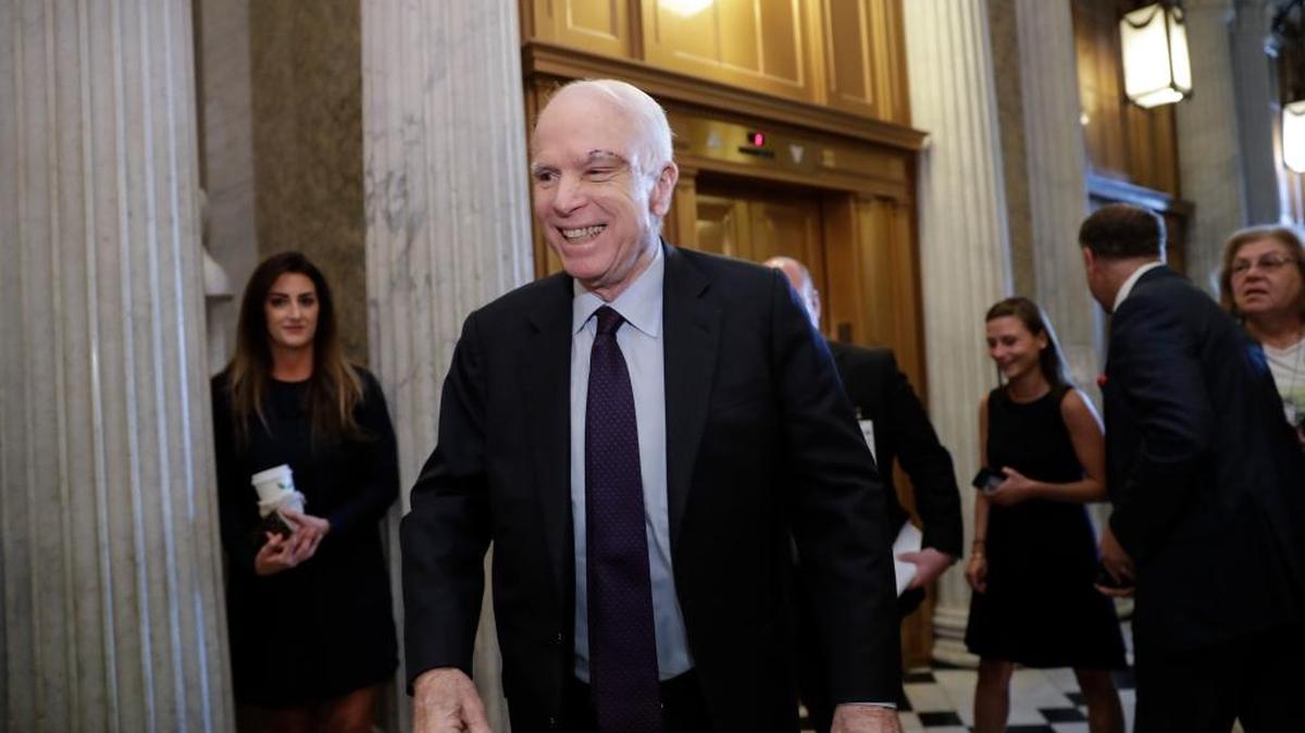 El senador John McCain llega al Congreso este martes para votar sobre el reemplazo de la Ley de Servicios Médicos Asequibles. El miércoles, el Senado no logró aprobar la derogación de partes importantes de la ley, lo que pone en duda su capacidad para reemplazar el llamado Obamacare.