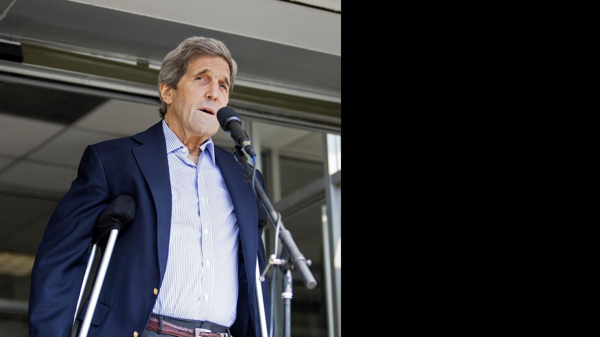 
El secretario de Estado John Kerry durante una conferencia de prensa en el Hospital General de Massachusetts, donde fue operado.
