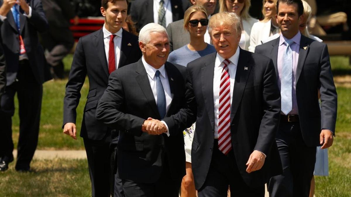 El candidato republicano Donald Trump es recibido por su compañero de fórmula, Mike Pence, tras llegar al Centro de Ciencia de Cleveland, el miércoles.