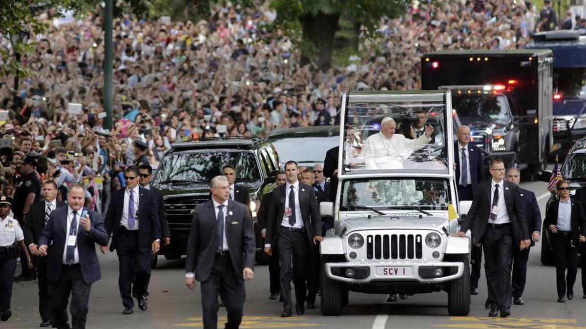 
Decenas de miles de personas presenciaron la procesión del papa Francisco por Central Park en Nueva York, el viernes 25 de septiembre. 

