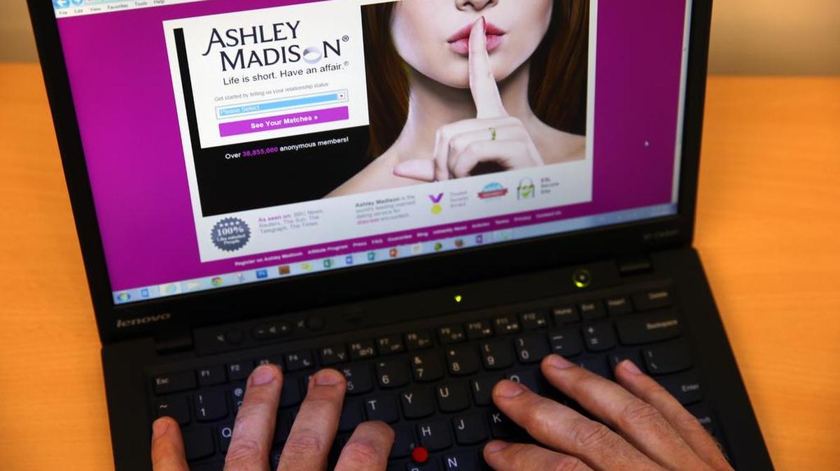
Maridos y esposas de todo el mundo están descubriendo las aventuras extramaritales de sus cónyuges tras una catastrófica filtración del sitio web para adúlteros Ashley Madison.
