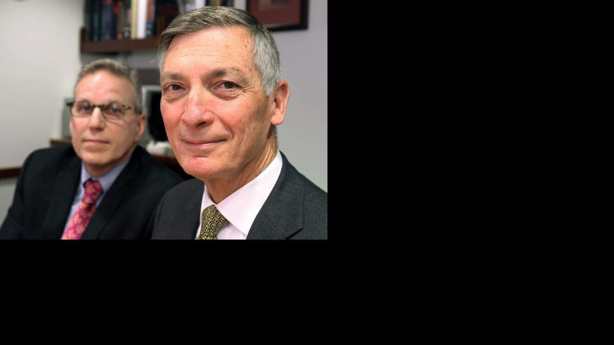 <cutline_leadin>El profesor</cutline_leadin> Don Sadoway, (der.), and Lee Schwamm, vicepresidente del departamento de neurología del Massachusetts General Hospital's en Boston. Con Sadoway este nuevo procedimiento funcionó.<252><252>