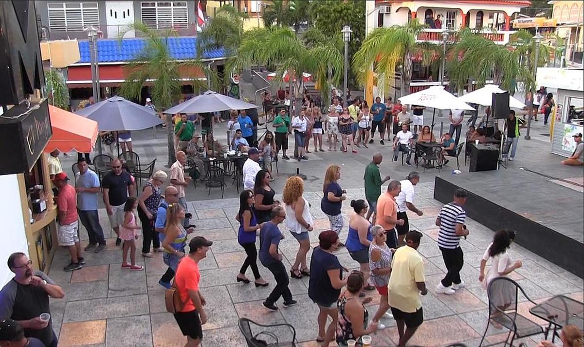 Puertorriqueños bailan salsa en la plaza de Lajas, en La Parguera, Puerto Rico, el domingo 22 de octubre de 2017.