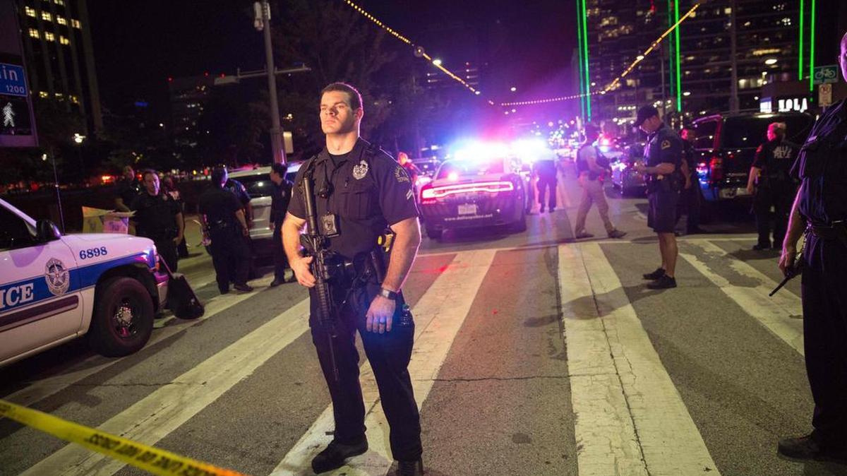 Los oficiales de policía hacen guardia en una barricada después de los disparos de francotiradores en Dallas el 7 de julio de 2016.