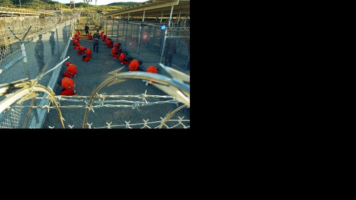 
Detenidos acusados de pertenecer a grupos terroristas en la prisión que Estados Unidos mantiene en la Base Naval de Guatánamo, Cuba. (Foto de archivo)
