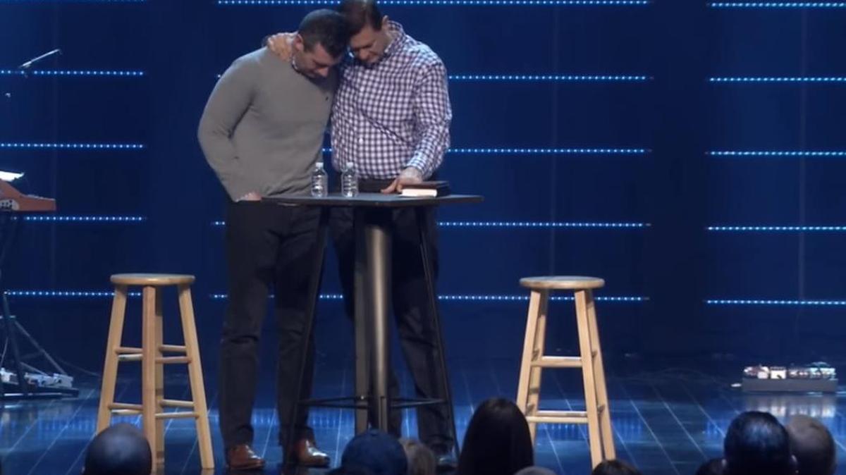 El pastor Andy Savage (izq.) es ovacionado por los feligreses de la iglesia cristiana Highpoint Church, en Memphis, y por el pastor Chris Conlee, durante la ceremonia del domingo 7 de enero del 2018.