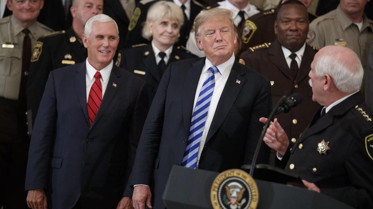 El presidente estadounidense Donald Trump (c) y el vicepresidente Mike Pence (i) participan en una reunión con alguaciles de todo el país, en la Casa Blanca, en Washington (Estados Unidos) el miércoles 5 de septiembre de 2018.