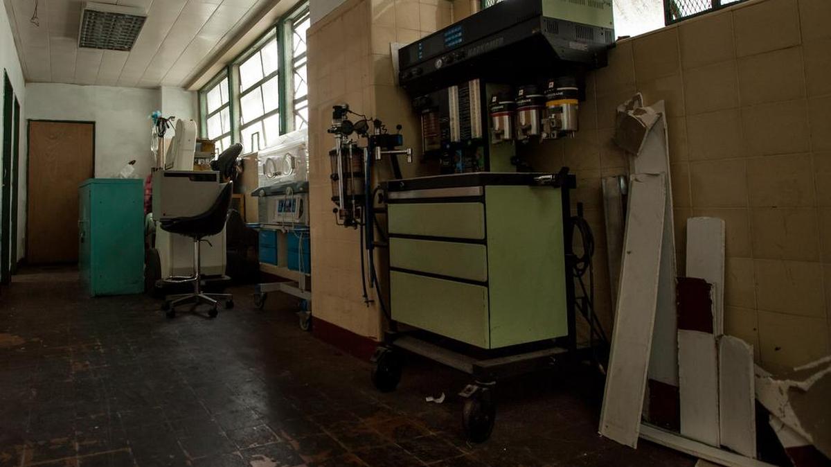 Fotografía de equipos médicos sin uso en un pasillo del Hospital Universitario de Caracas (HUC) este, jueves 14 de abril del 2016, en la ciudad de Caracas (Venezuela).