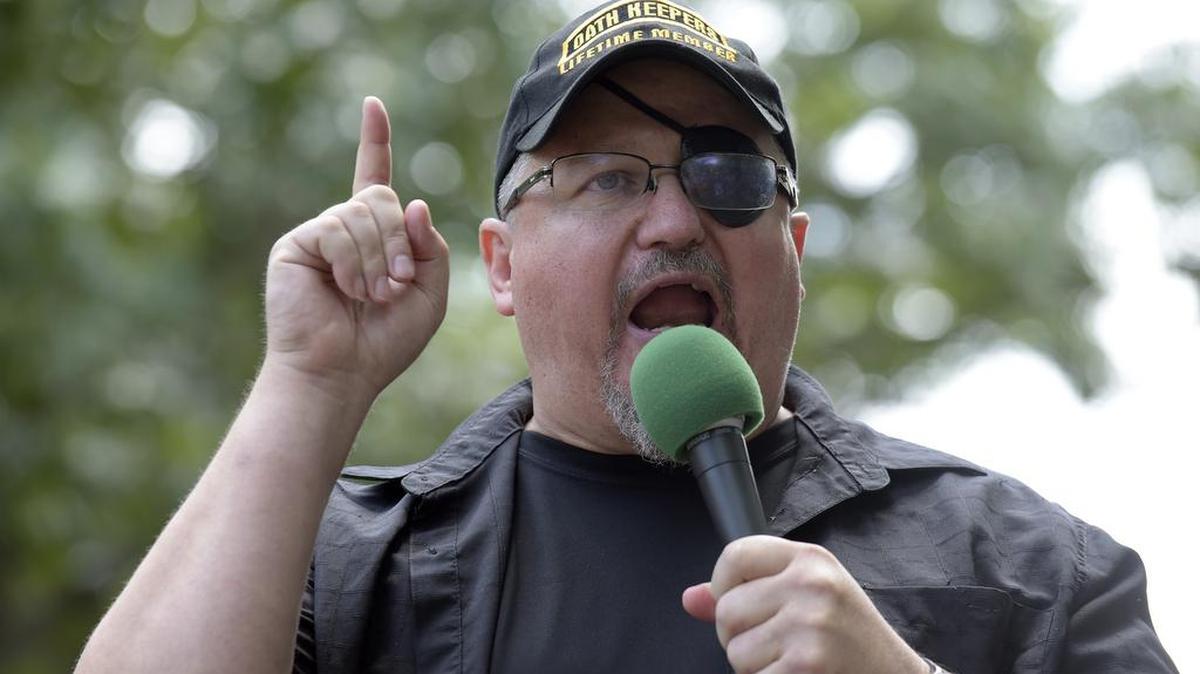 Stewart Rhodes, fundador y lÃ­der del grupo de extrema derecha Oath Keepers, durante un mitin afuera de la Casa Blanca en Washington, el 25 de junio de 2017. (AP Foto/Susan Walsh, Archivo)