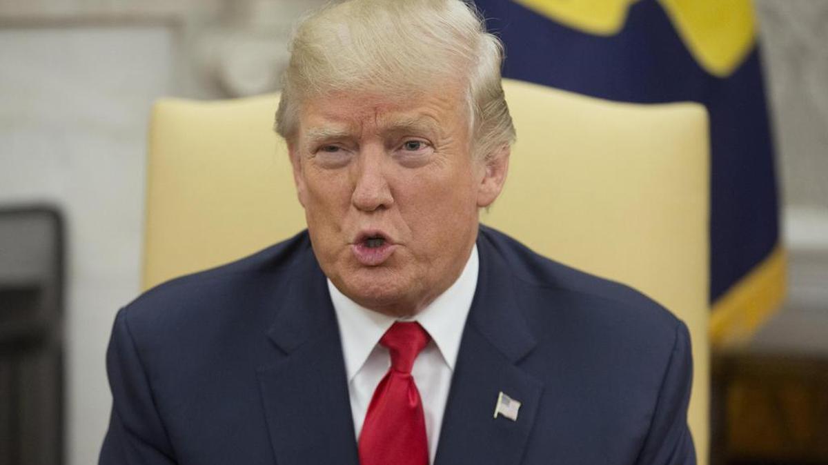 El presidente de Estados Unidos, Donald J. Trump, se dirige a los medios de comunicación durante una reunión con el presidente de Finlandia, Sauli Niinisto (fuera de cuadro) el lunes 28 de agosto de 2017, en el Despacho Oval de la Casa Blanca, en Washington.