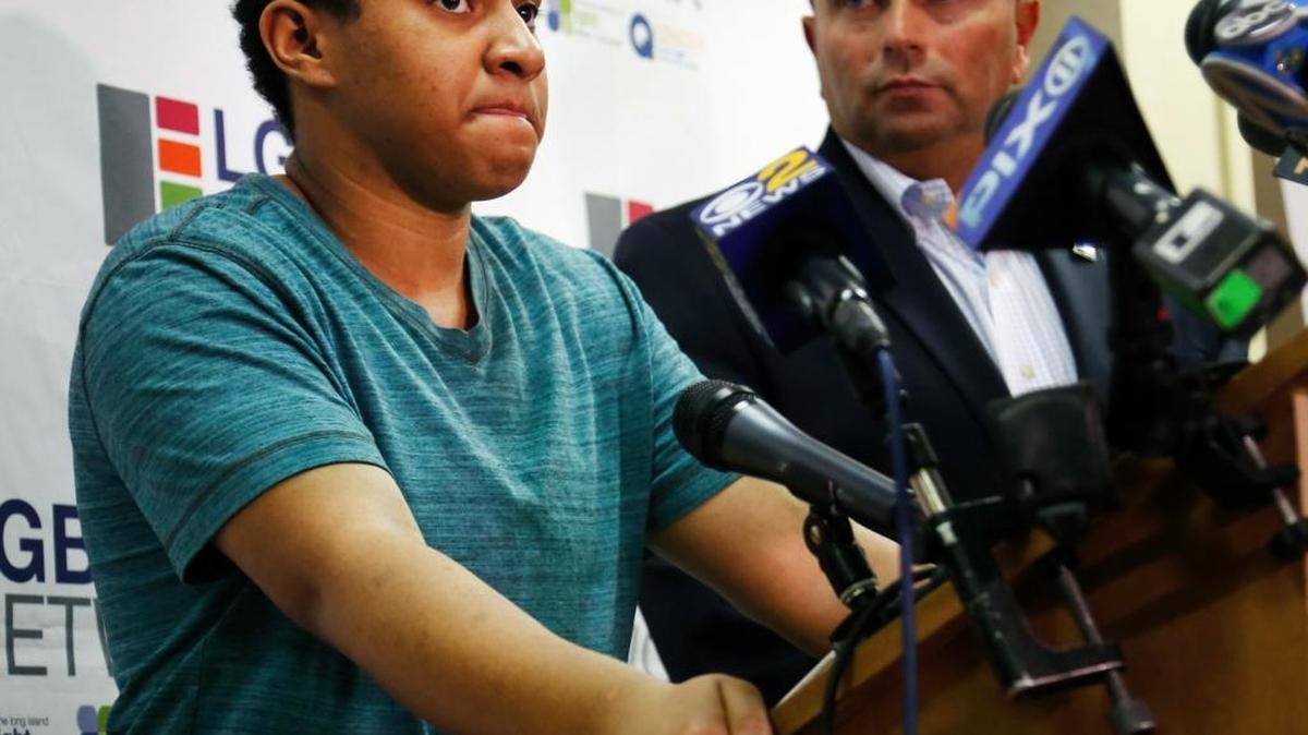 Ethan Diaz, alumno transgénero de Nueva York, habla de su decepción y temores ante el gobierno de Trump, en una conferencia de prensa este jueves.