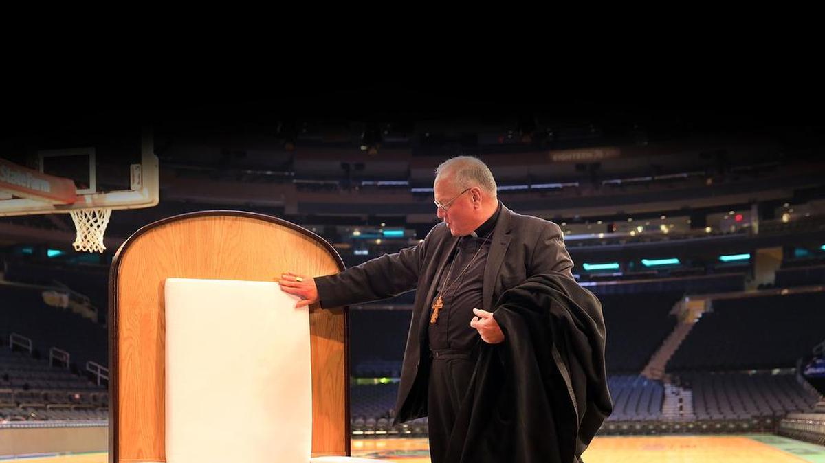 
El cardenal Timothy Dolan presentó la silla papal que usará el papa Francisco en la misa que oficiará el próximo 25 de septiembre en el Madison Square Garden de Nueva York.


